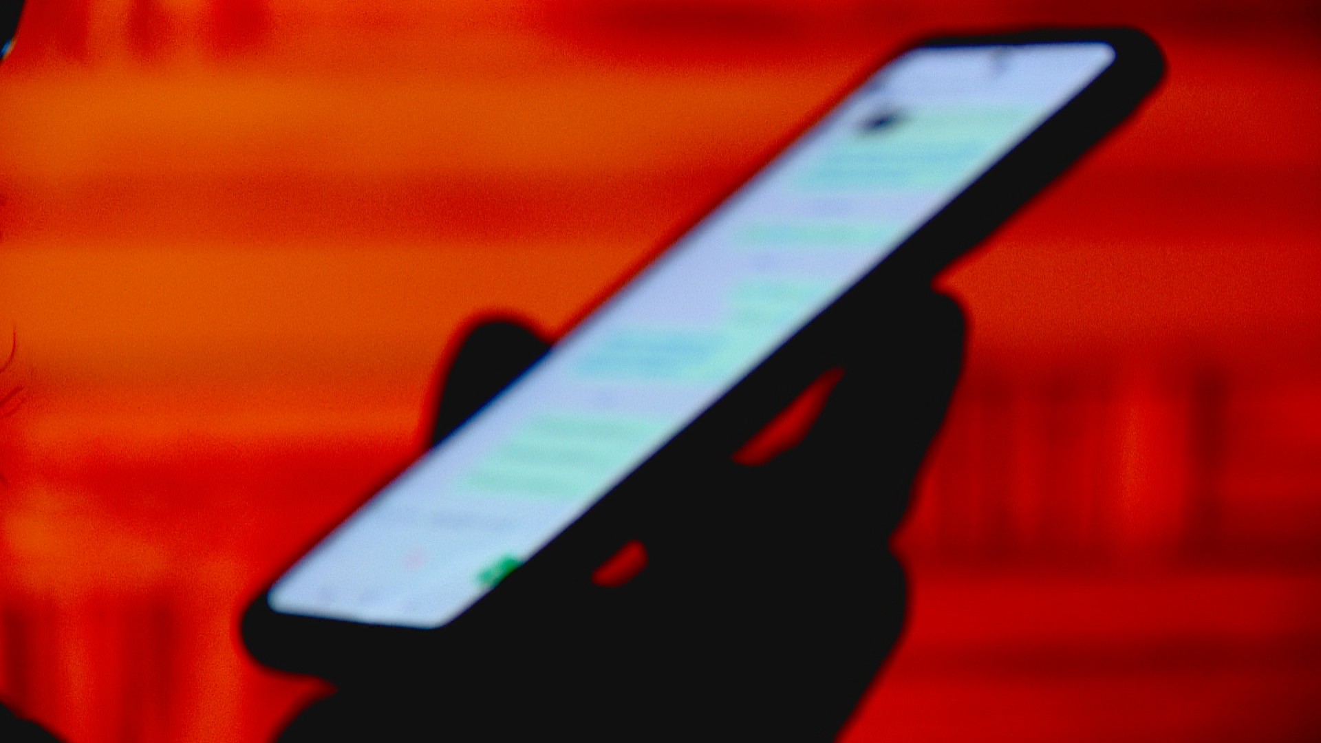 É #FAKE que tela quebrada de celular pode ser consertada com fogo de isqueiro