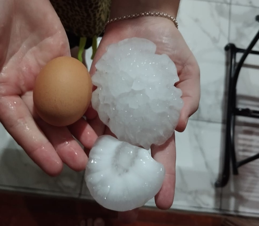 Chuva de granizo causa estragos em pelo menos 400 casas em Santa Izabel do Oeste — Foto: Anderson Passos