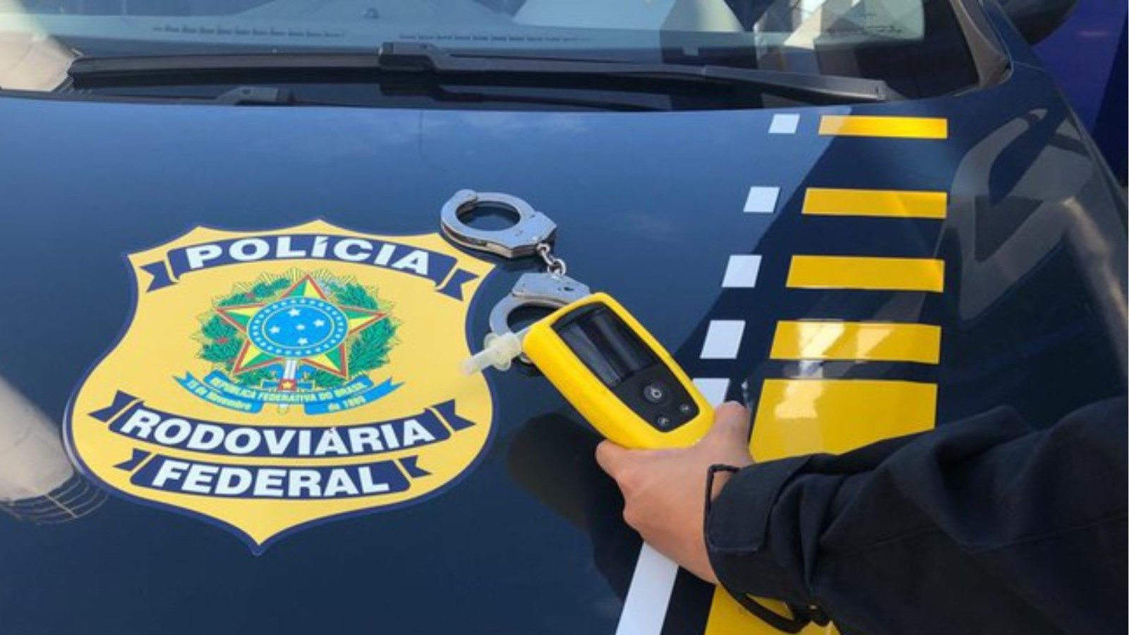 Caminhoneiro recusa bafômetro, admite ter bebido 10 cervejas e é preso na BR‑316