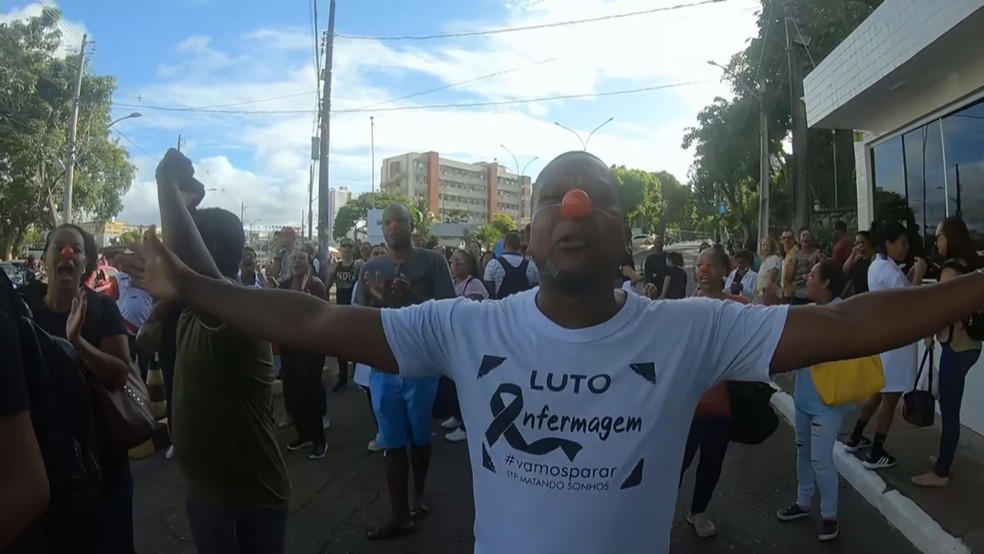 Enfermeiro durante protesto em Salvador &mdash; Foto: Reprodu&ccedil;&atilde;o/TV Bahia