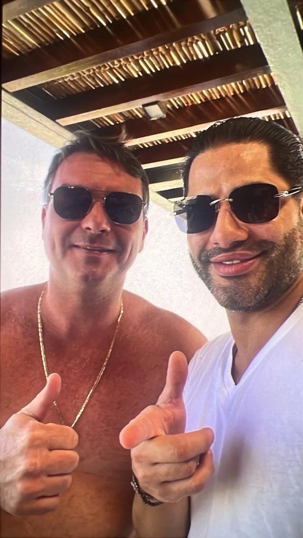 Assessoria de Flávio Bolsonaro nega vínculo com coordenador de milícia após divulgação de fotografia