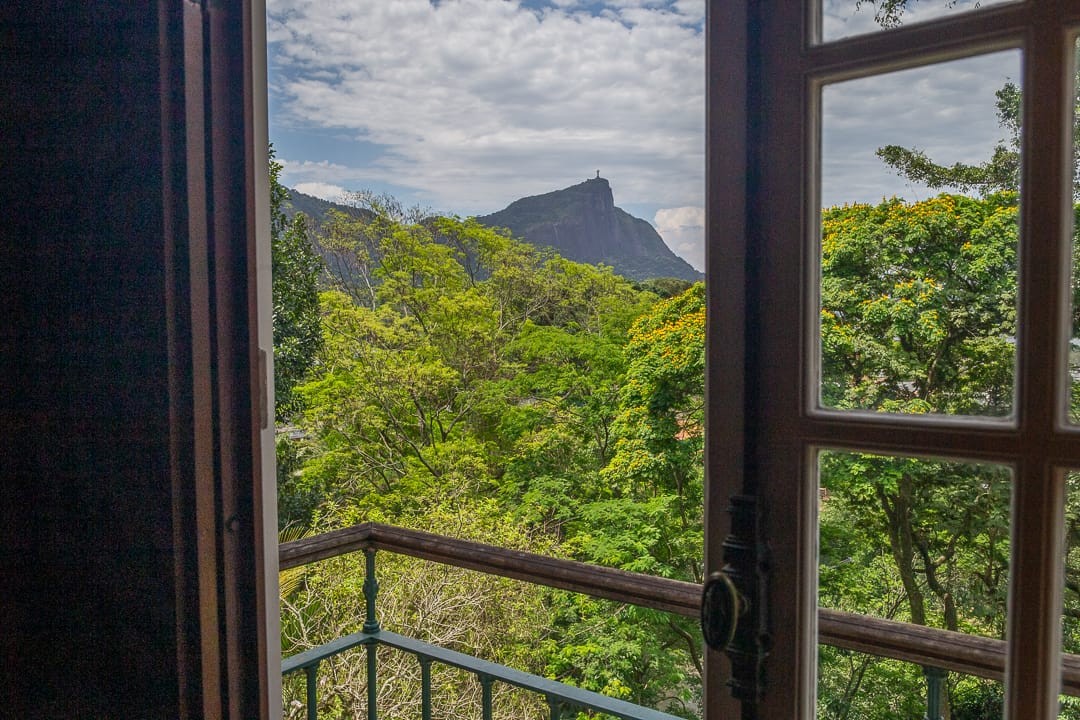Vista da janela de um dos quartos da mansão mais cara do país, que fica no Leblon