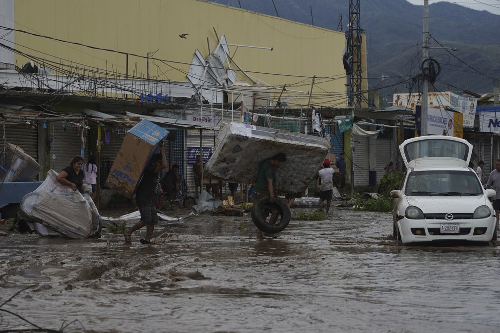 Furacão Otis atingiu a cidade de Acapulco no México, na terça-feira (24), causando inundações e deslizamentos — Foto: Marco Ugarte/AP