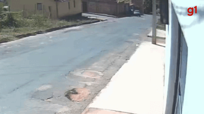 Motociclista morre após acidente com caminhonete no Centro de Cristália; veja vídeo