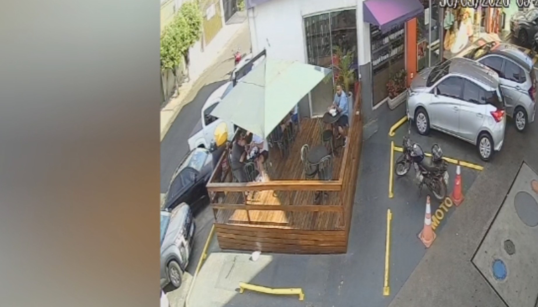 Empresário é alvo de tiros em loja de conveniência e escapa ileso em Ribeirão Preto, SP; vídeo