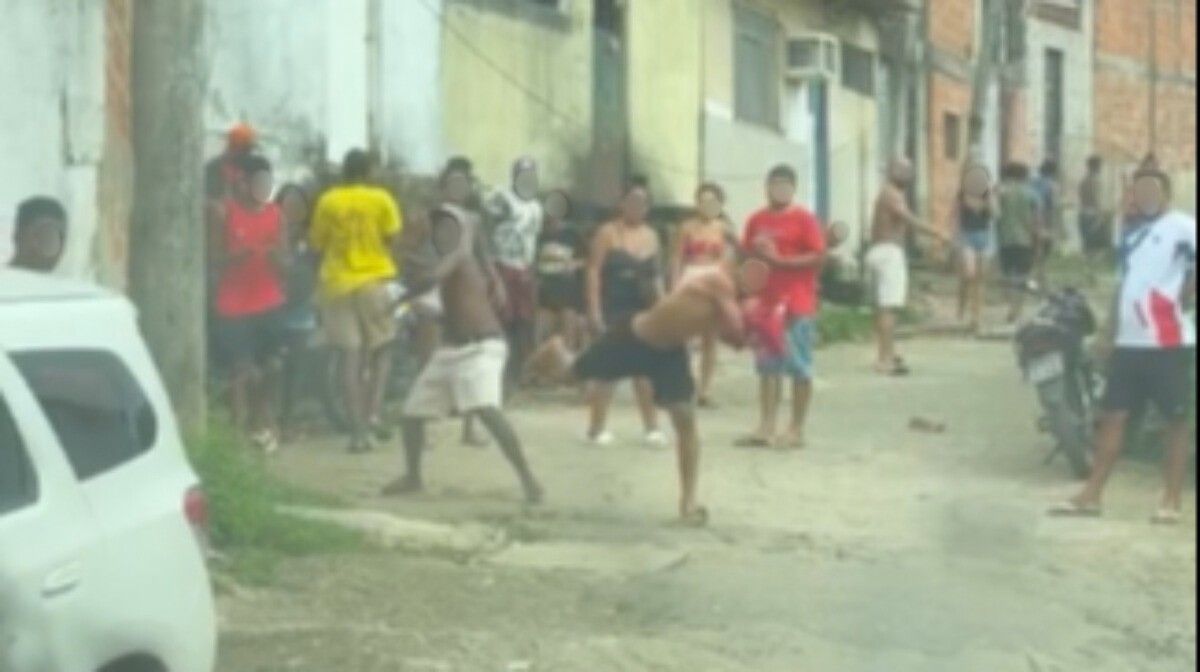 Ônibus é usado como barricada após ação da PM para resgatar refém no Bateau Mouche; chefe do tráfico na comunidade é morto