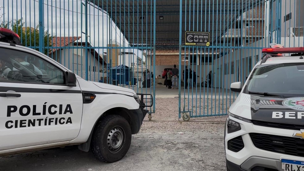Polícia Militar e Numol no lava jato onde o crime aconteceu, em João Pessoa — Foto: Flávio Fernandes/TV Cabo Branco