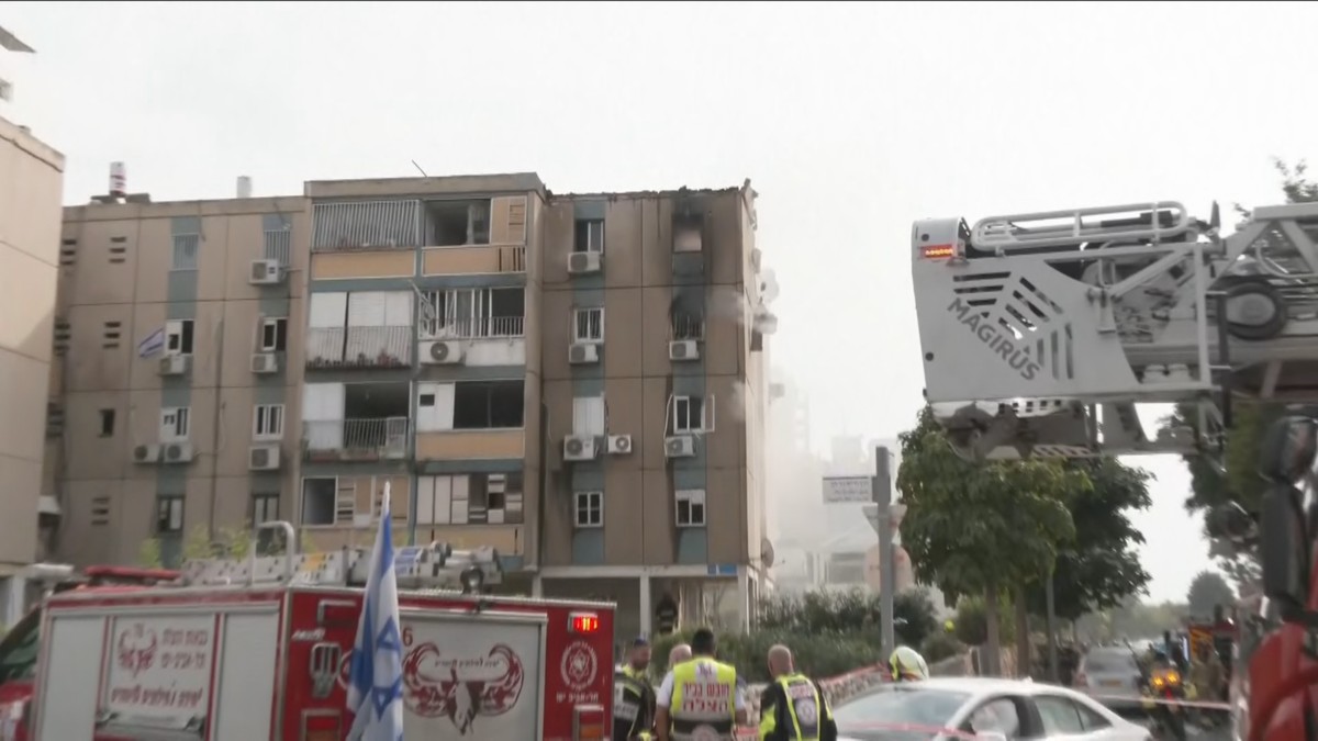 Três pessoas ficam feridas em Tel Aviv após foguete de Gaza atingir prédio residencial