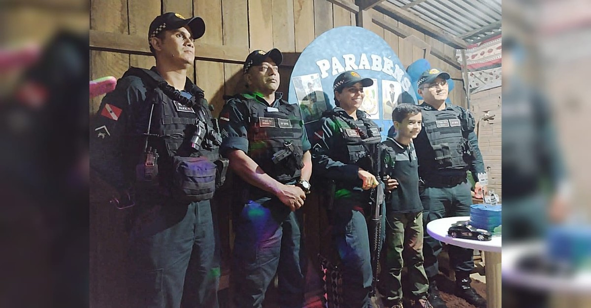 Menino ganha festa de aniversário surpresa de policiais militares na ...