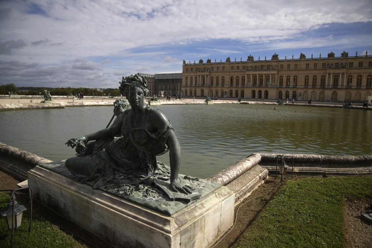 For the third time in six days, the Palace of Versailles was evacuated for security reasons  world
