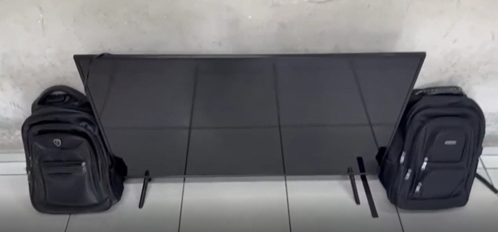 A dupla anunciou o assalto, revirou a casa do rapaz e levou televisão, notebook, celular, dinheiro e mais objetos pessoais. — Foto: Reprodução