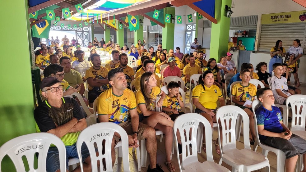 Moradores de pequena cidade onde Antônia nasceu no RN se reúnem para acompanhar estreia do Brasil na Copa — Foto: Igor Jácome/g1