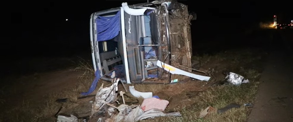 Após a batida, o ônibus tombou e seis pessoas que estavam no veículo ficaram feridas — Foto: Djeferson Kronbauer