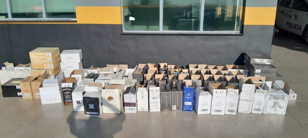 Polícia Rodoviária apreende 548 garrafas de vinho em Corumbataí; suspeita é descaminho