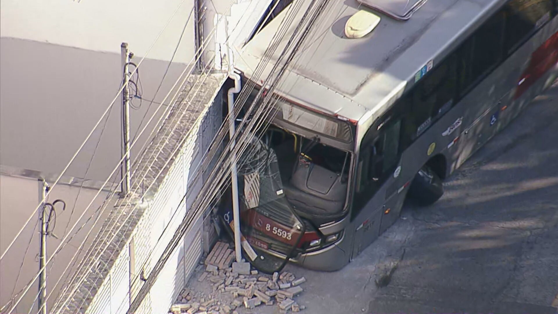 Ônibus bate em casa no Capão Redondo, Zona Sul de São Paulo, e deixa três pessoas feridas