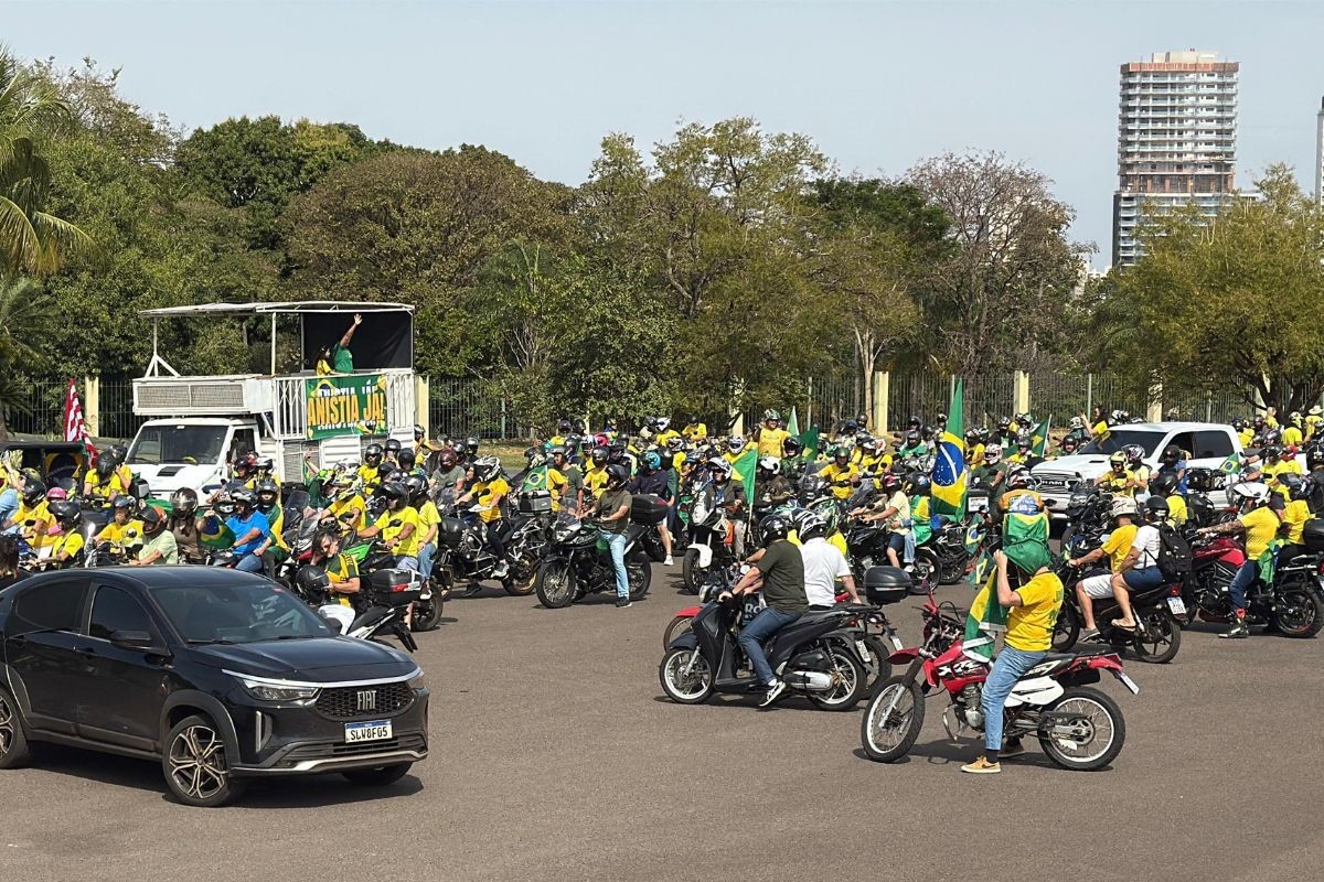 Com bandeiras do Brasil, bolsonaristas pedem impeachment de Moraes durante protesto em Campo Grande