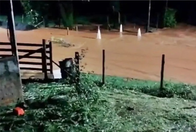 Carro é levado por correnteza durante temporal em Coronel Pacheco; passageira está desaparecida 