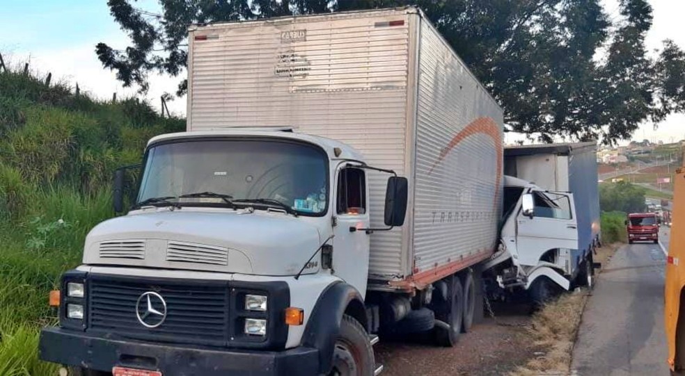 Acidente entre dois caminhões de carga deixa um ferido e congestiona Fernão Dias, em Extrema, MG — Foto: Polícia Rodoviária Federal