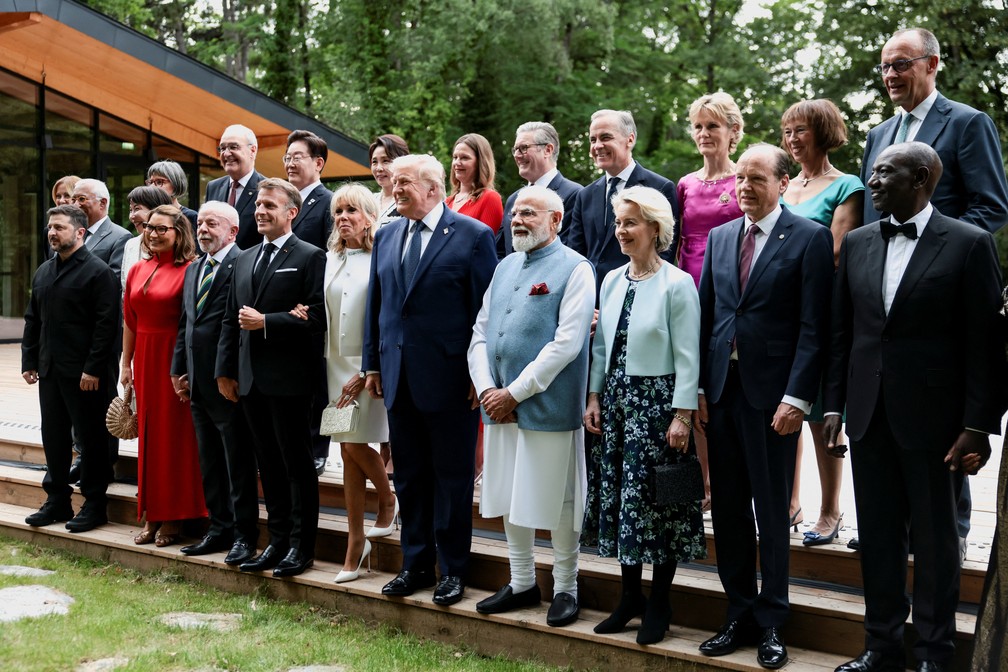 Líderes mundiais e cônjuges posam para foto antes de jantar de gala na cúpula do G7, em Evián, na França, em 16 de junho de 2026. — Foto: Evelyn Hockstein/ Reuters