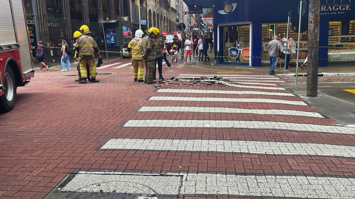 Explosão subterrânea causa bloqueio e falta de luz no Centro Histórico de Porto Alegre