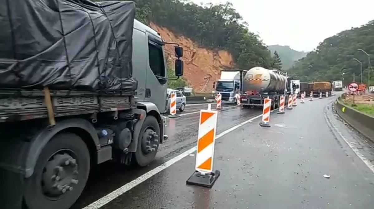 Caminhão quebra e trava perímetro urbano da BR 277 em Cascavel