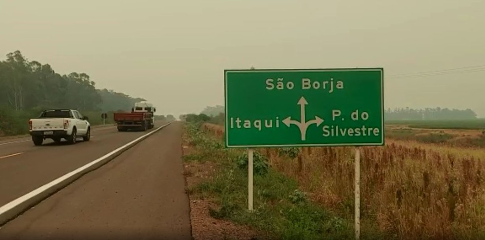 Fumaça mudou paisagem na região de Uruguaiana — Foto: Lucas Delgado e Douglas Freitas/RBS TV