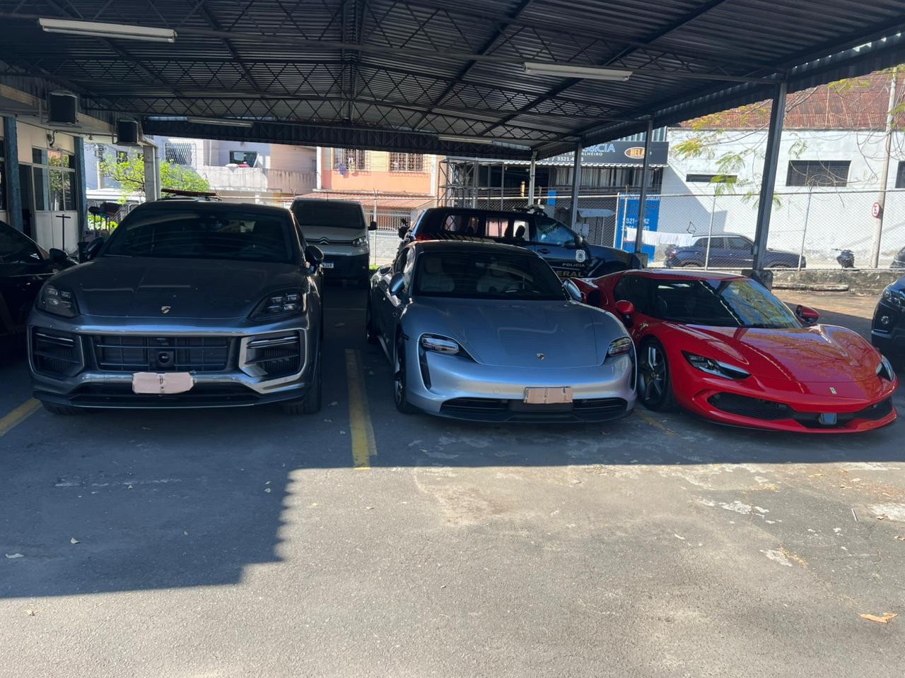 Carros de luxo são apreendidos em Juiz de Fora durante operação que investiga fraudes com dinheiro do Fundeb
