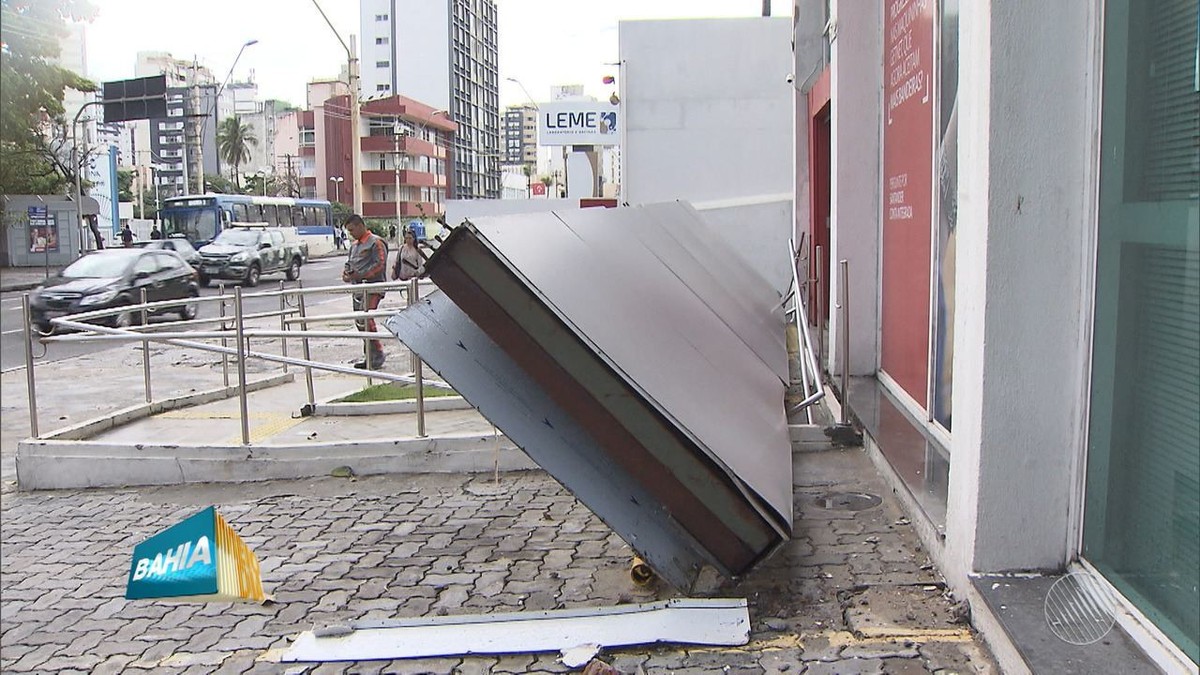 Fachada de agência bancária despenca por causa da chuva na Avenida Manoel Dias, em Salvador