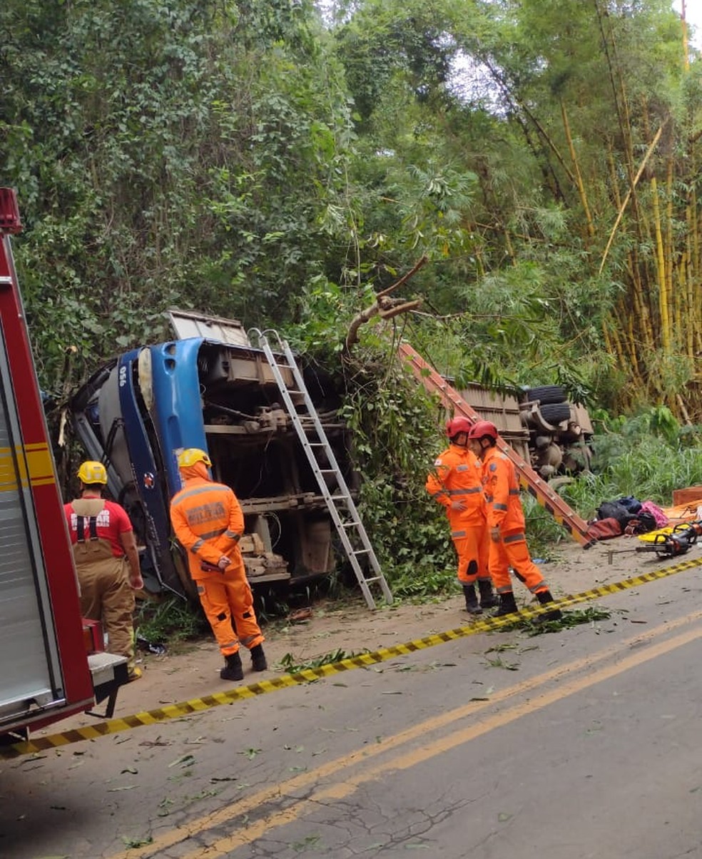 Ônibus tomba em rodovia e deixa mortos e feridos — Foto: Redes sociais