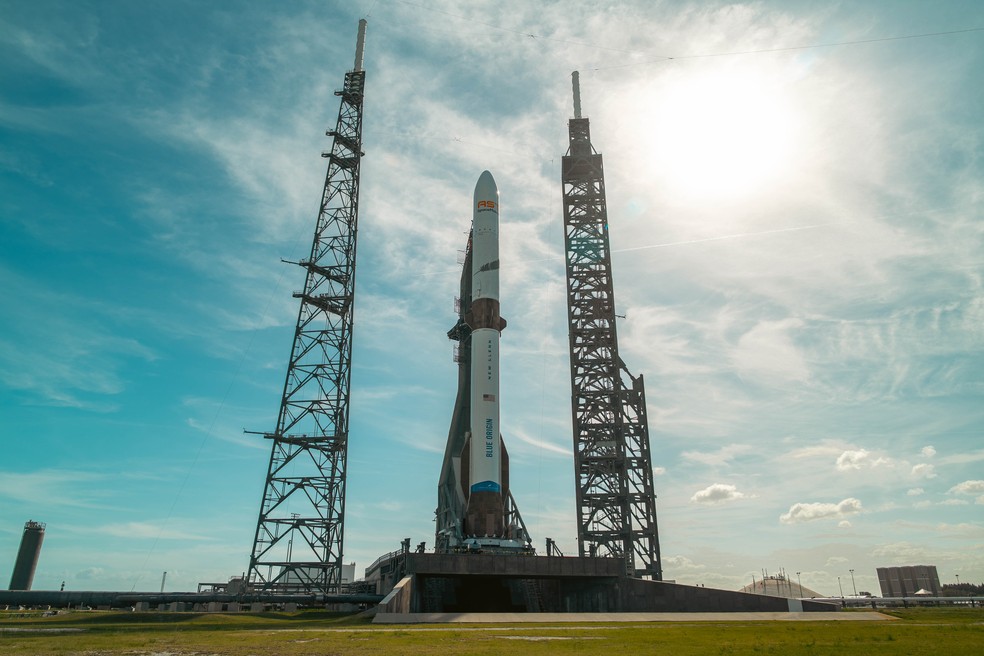 Foguete New Glenn na base de lançamento LC-36 antes do lançamento da missão NG-3, em imagem de 13 de abril de 2026 — Foto: Blue Origin