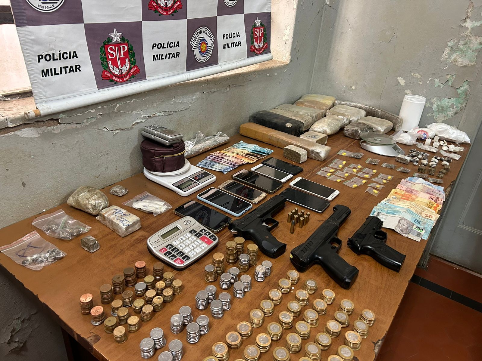 PM prende homem por tráfico e apreende drogas, dinheiro, armas, carros e celulares em São Pedro