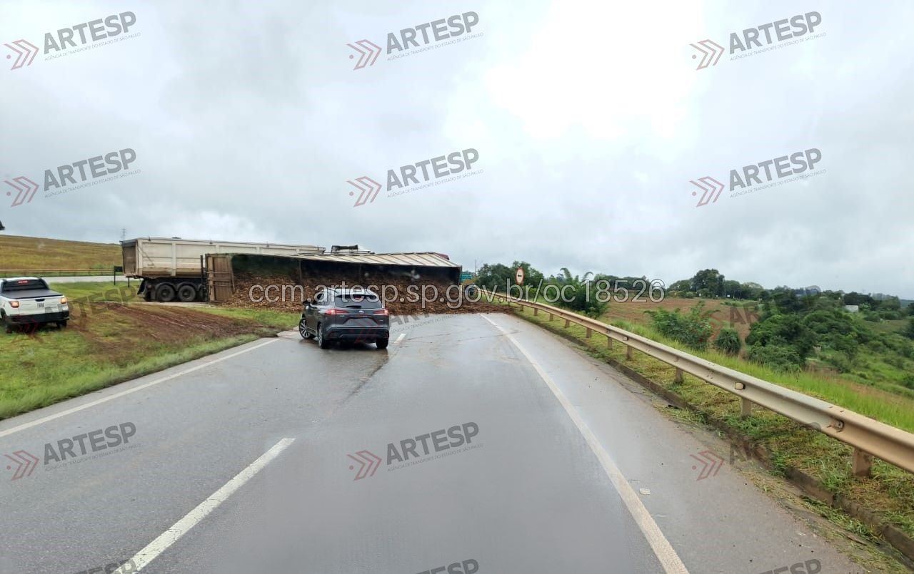 Carreta tomba e interdita trecho da Rodovia Raposo Tavares em Angatuba