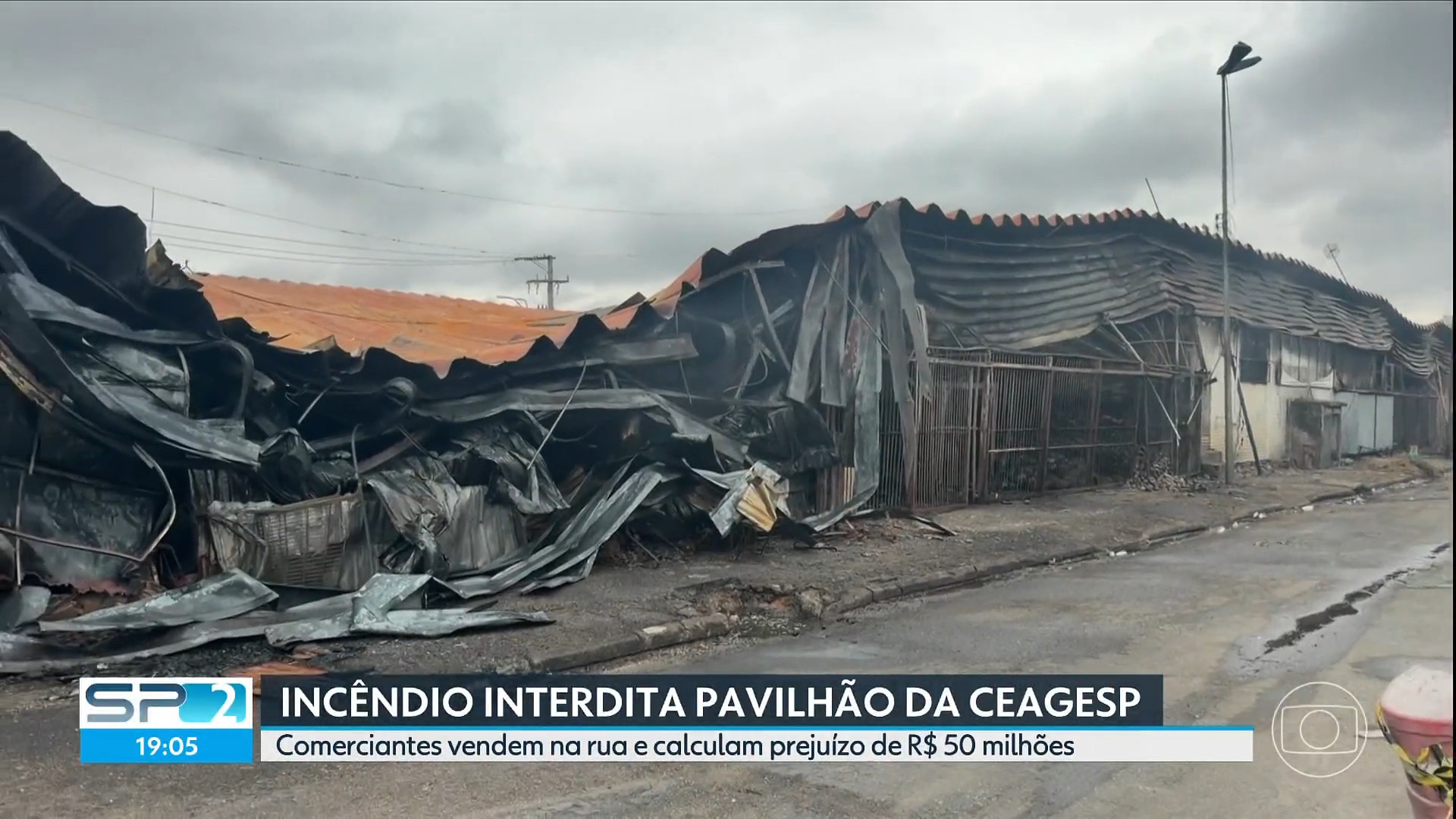 Pavilhão da Ceagesp atingido por incêndio continua interditado; comerciantes improvisam espaços para vender produtos