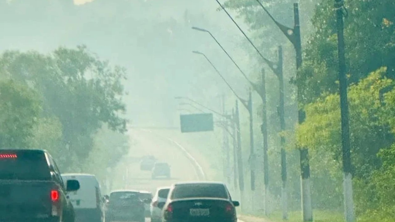 Avenida do Futuro em Manaus encoberta por fumaça nesta sexta-feira (9) — Foto: Michael Anderson