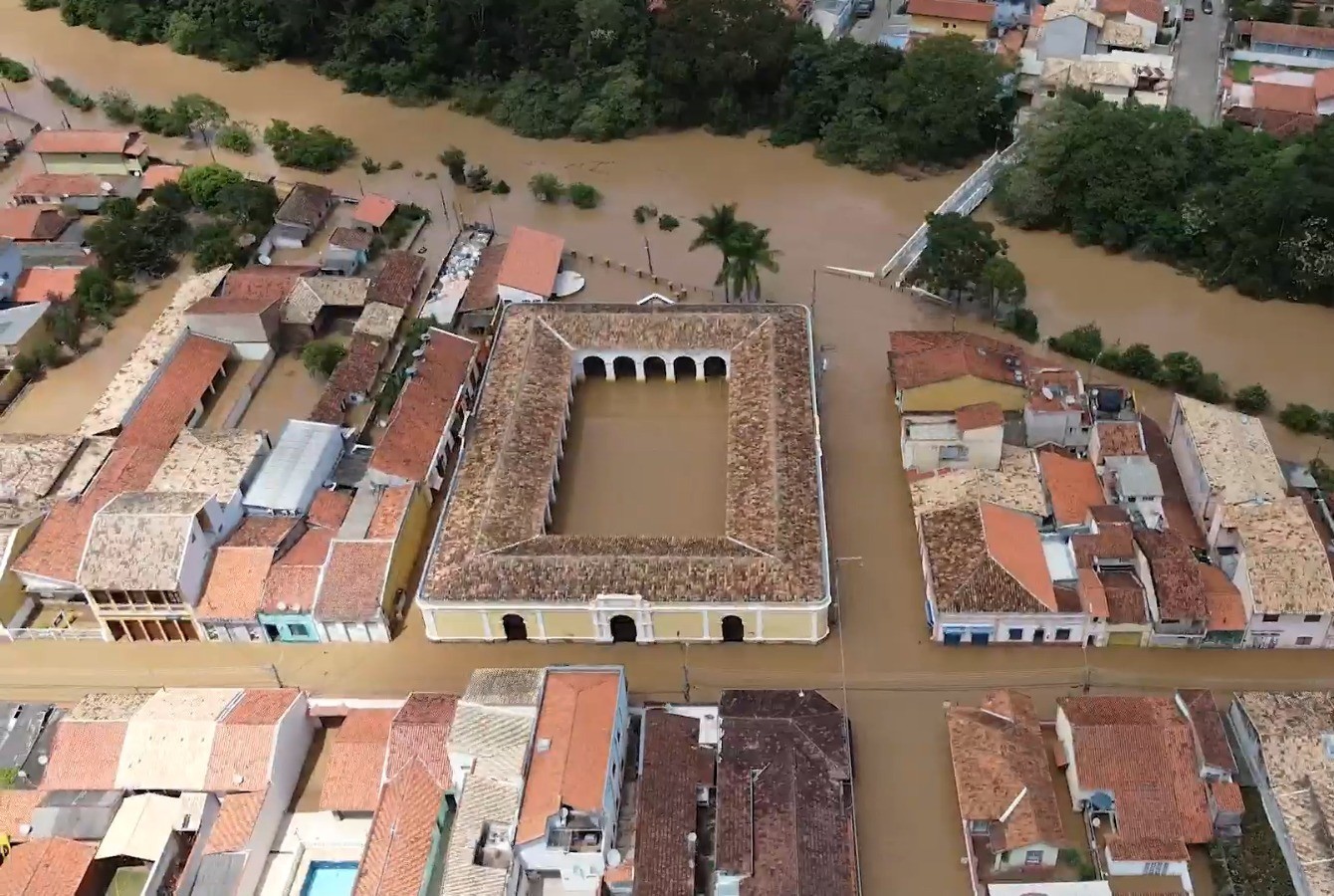 Antes e depois: imagens mostram como ficou rua após rio subir mais de 5 metros em São Luiz do Paraitinga