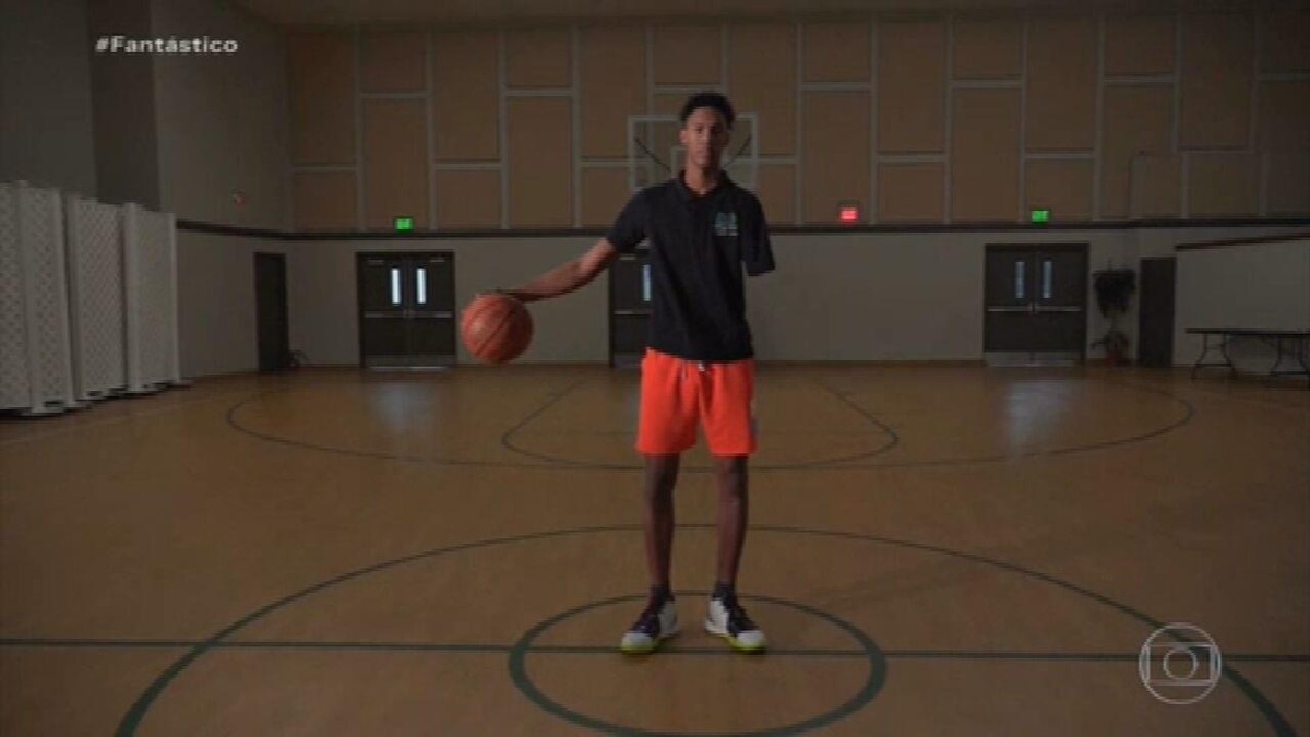 Jogador de basquete com apenas um braço vira fenômeno na web com