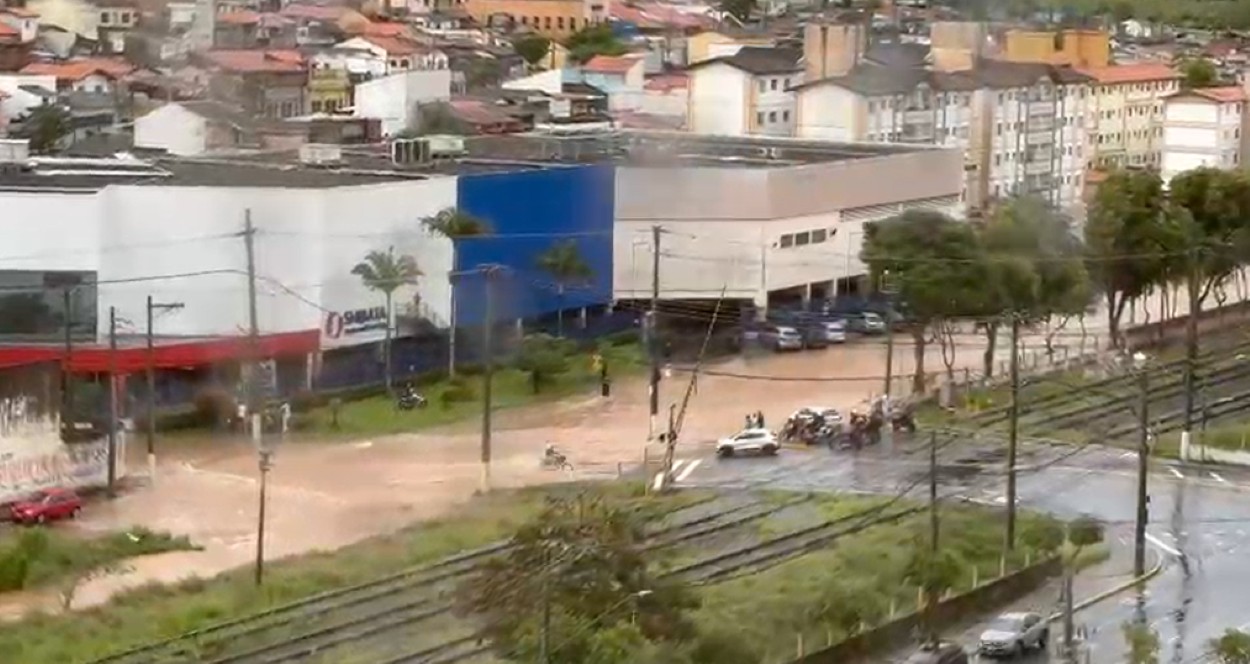 Avenida de Mogi das Cruzes alaga após temporal