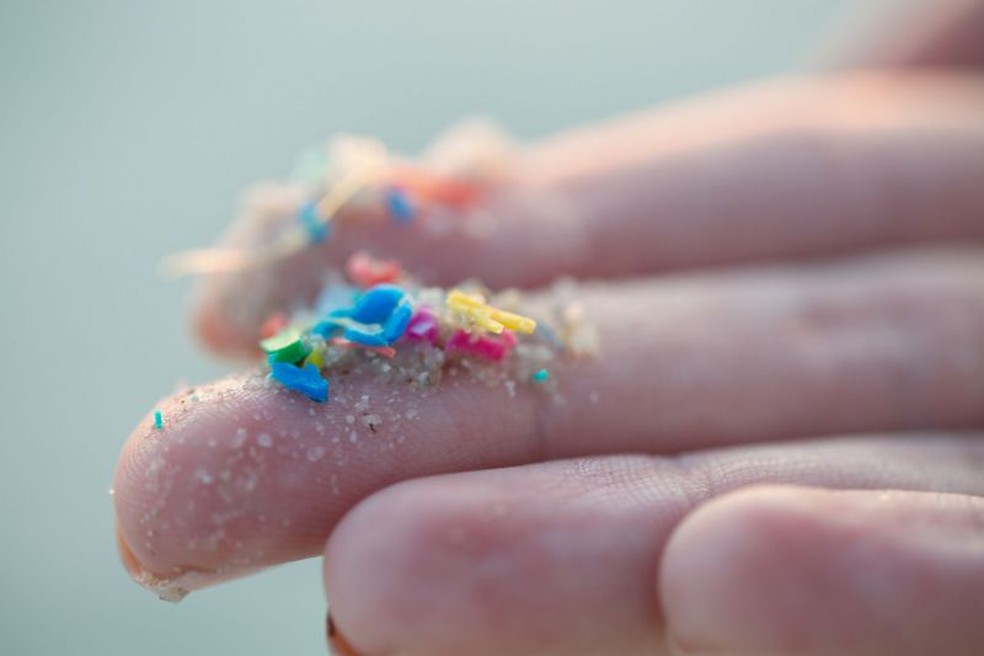 Os microplásticos mais comuns no meio ambiente são as microfibras — Foto: Getty Images via BBC