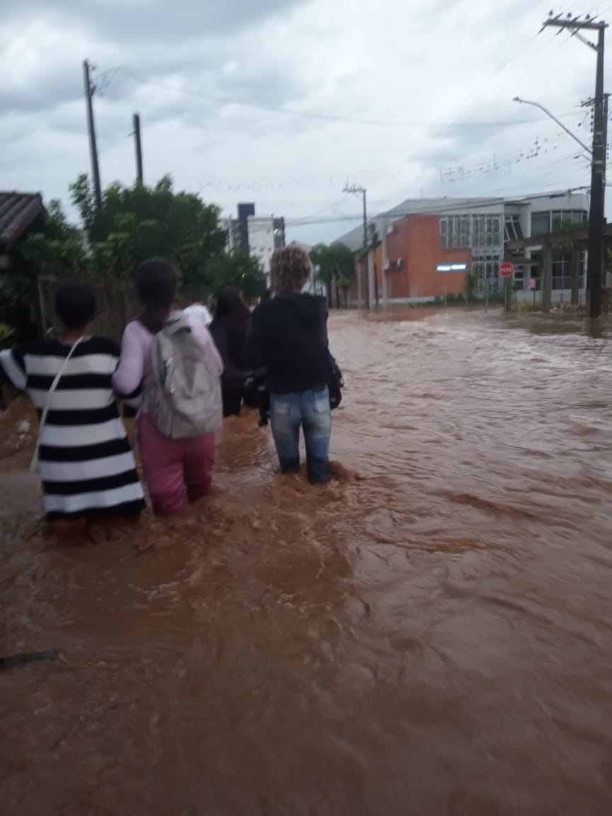 Do Paraná, filha mobiliza comunidade para ajudar mãe que perdeu tudo em enchente no RS: 'Só saíram com a roupa do corpo'