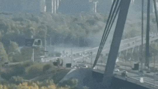 VÍDEO: drone russo atinge ponte movimentada em Kiev