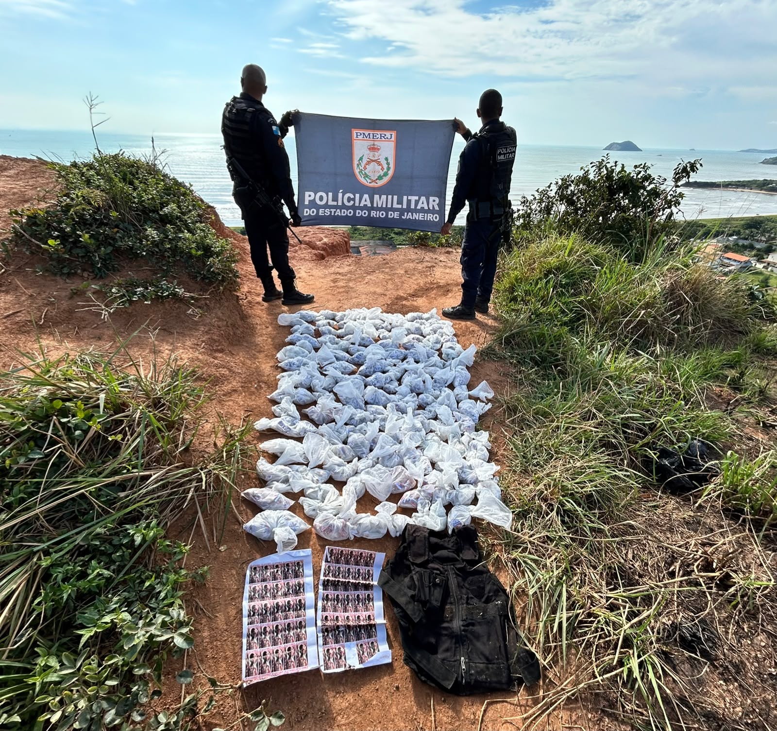 Drogas são encontradas em área de mata de Cabo Frio; valor estimado é de R$ 100 mil