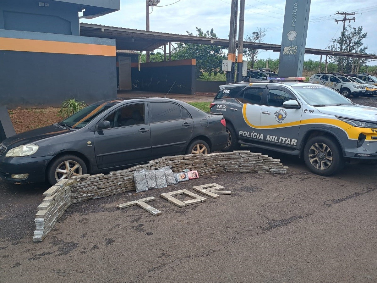 Polícia Rodoviária apreende mais de 200 tabletes de maconha em carro em rodovia de Ourinhos