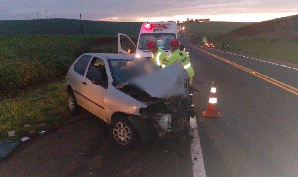 Carro tinha cinco ocupantes, sendo que três morreram no local. — Foto: PRF