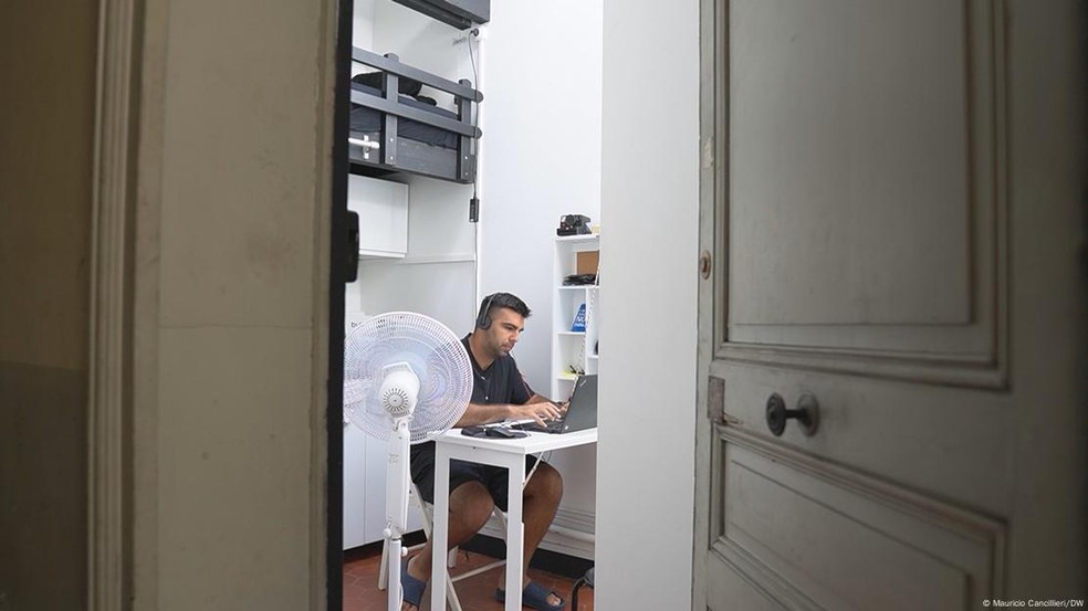 O estudante Rafael Mouzer mora num apartamento de 9 m². — Foto: Mauricio Cancillieri/DW