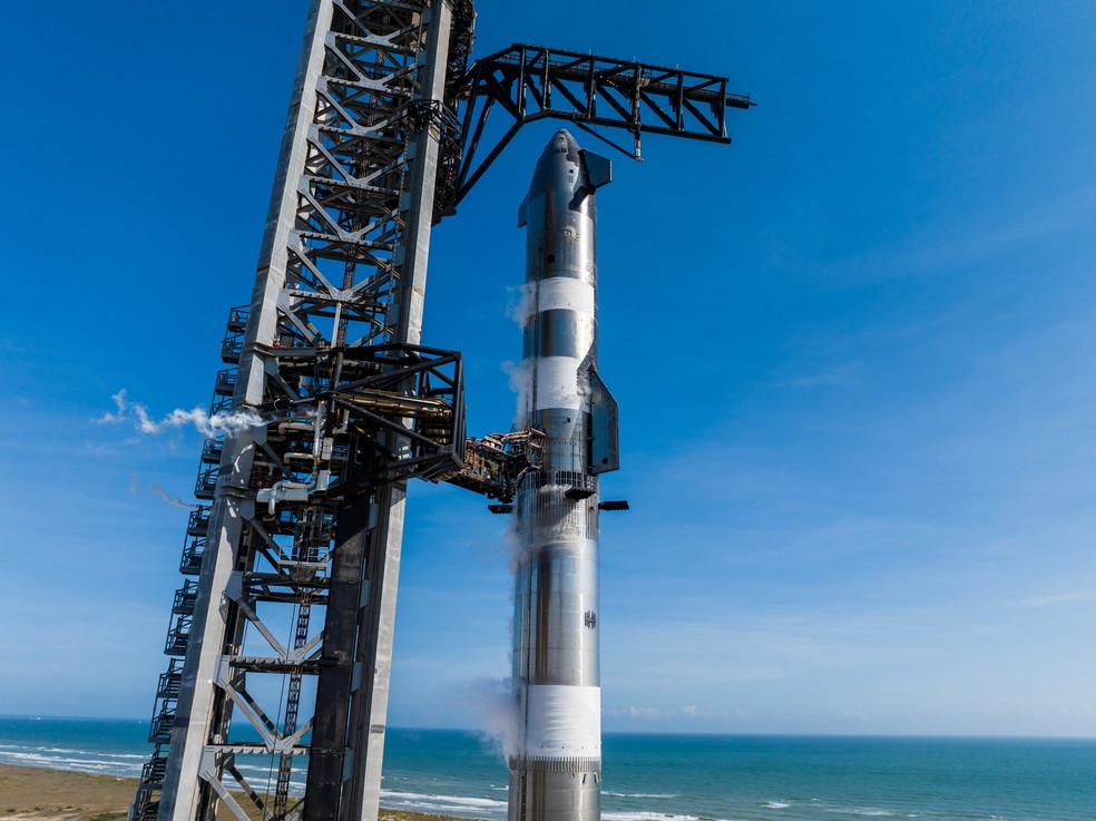 Starship posicionada na plataforma de lançamento da SpaceX, em foto divulgada em 17 de novembro — Foto: Divulgação/SpaceX