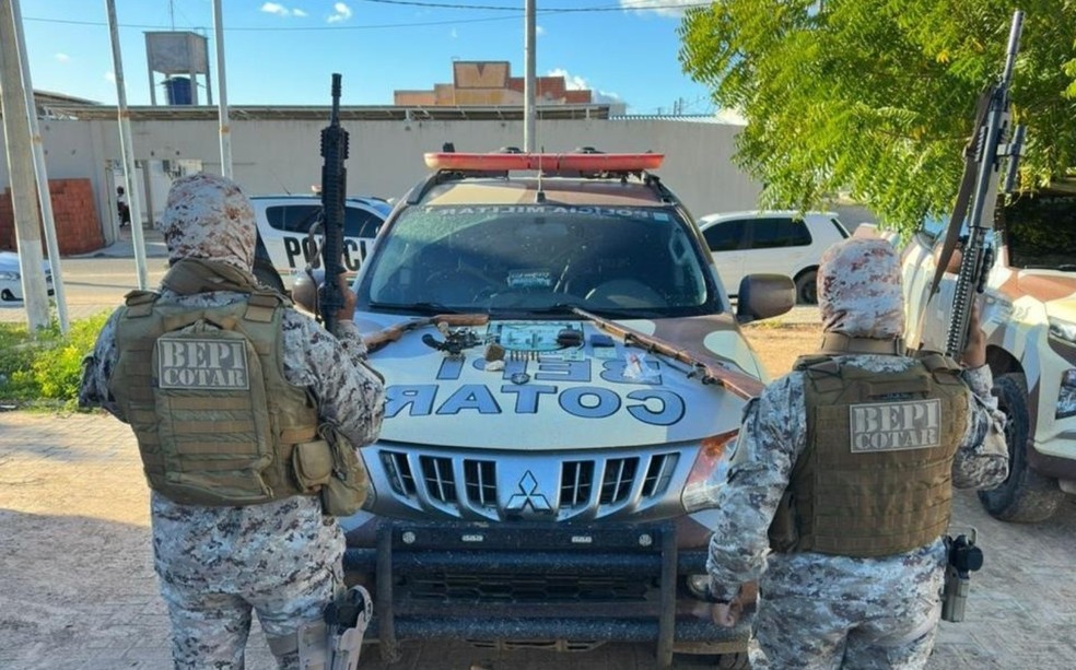 Armas de fogo, munições e drogas foram apreendidos com os suspeitos, segundo a PM. — Foto: Divulgação.
