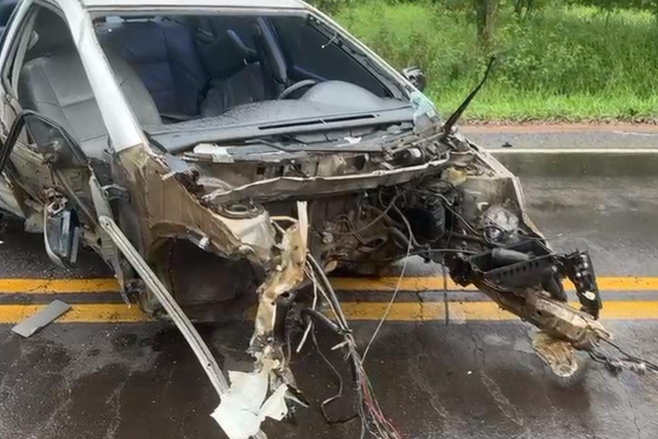 Cinco pessoas morrem em grave acidente envolvendo três carros no Paraná