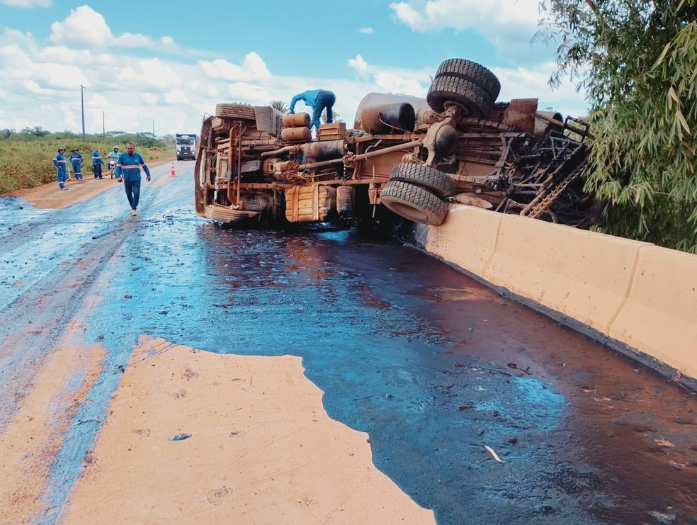 Caminhão tombou em ponte de Colniza (MT) e derramou carga de piche em rio — Foto: Reprodução