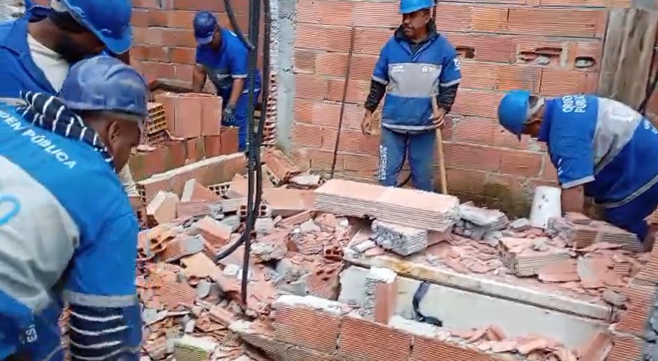 Seop demole construções irregulares feitas ao lado do Plano Inclinado do Santa Marta, no Rio
