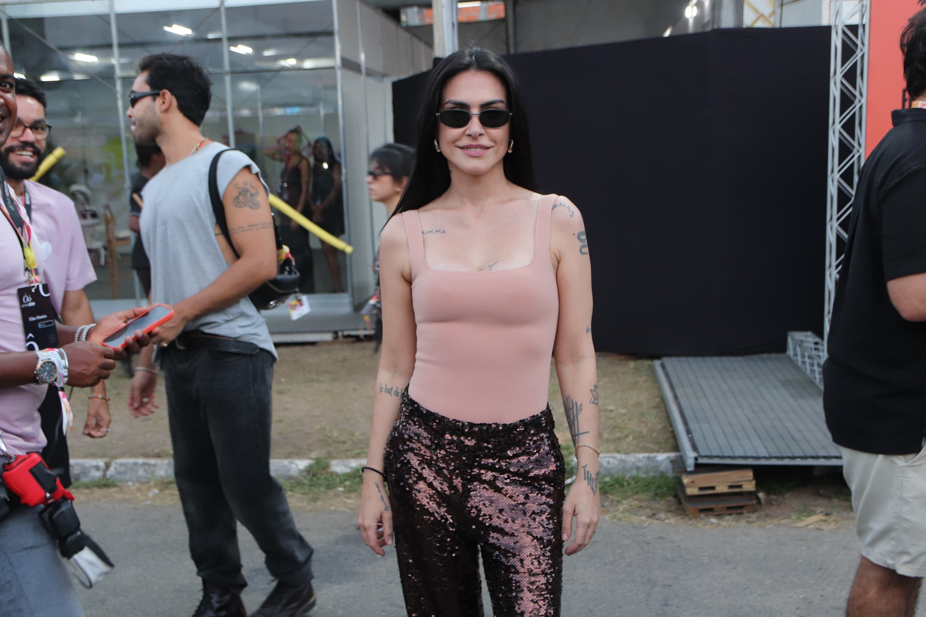 Cleo Pires viraliza com respostas curtas para repórter e amigos famosos defendem; entenda